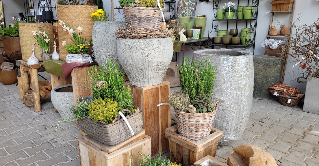 Geschenkkörbe, Kräuter, Holztöpfe, Kugeln aus Teakholz